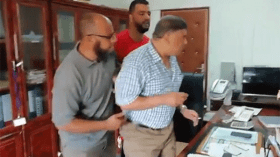فيديو: مواطنون يطردون مدير مستشفى عين امليلة من مكتبه