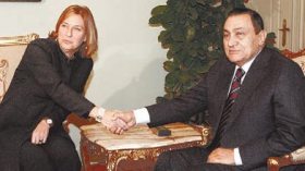 جدار كارتوني على جميع السفارات المصرية عبر العالم تنديدا بالجدار الفولاذي لغزة