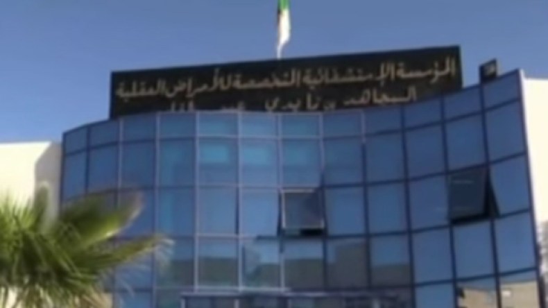 “مجانين” يقضون حاجياتهم بالغرف ويفترشون الأرض!