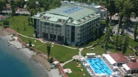 فنادق ” إسلامية ” ومسابح عائلية وتاشيرات مفتوحة للجزائريين