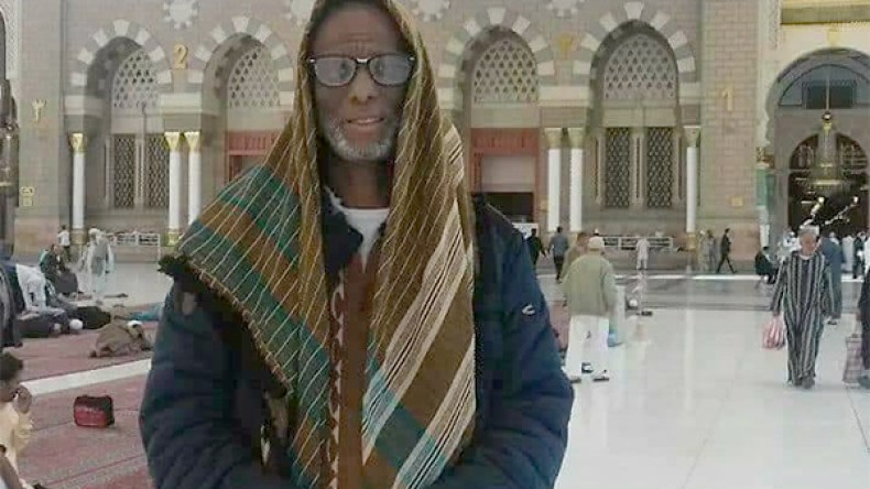 هواري “بوضو” يؤدي عُمرة الشفاء!