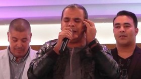 “أقول لمن سخر من أذاني هناك من خشع وبكى”