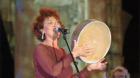 حورية عيشي تغني لفنانات جزائريات بمعهد العالم العربي بباريس