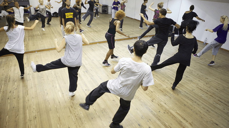 مدارس لتعليم رقص البنات بمدربين رجال!