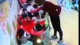 هذا ما فعله مدير روضة رأى معلمة تؤذي الأطفال؟!