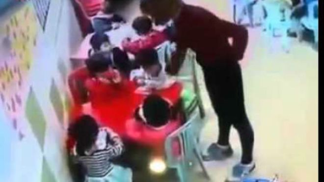 هذا ما فعله مدير روضة رأى معلمة تؤذي الأطفال؟!