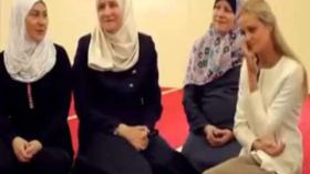 أجمل امرأة في العالم تنطق الشهادة وتدخل الإسلام