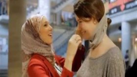 شباب مسلم قام بتجربة إلباس الحجاب لفتيات غير مسلمات