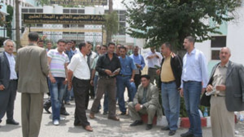 مقاولون يحاصرون وزارة التعليم العالي احتجاجا على مستحقاتهم