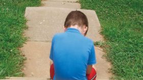 صغيري يفتقد إلى الثقة بنفسه ماذا أفعل معه؟!