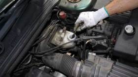 تاجر يسوّق زيوت سيارات تعطل المحركات وتتسبب في حوادث المرور