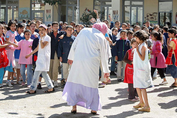 Une institutrice a baissé son pantalon à un écolier de 7 ans