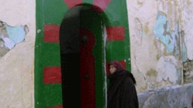 رجال ومراهقون في الحمامات النسوية