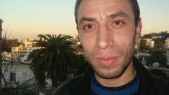 الصحفي حسين وشرطي خارج دائرة الخطر يخضعان للمراقبة الطبية