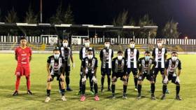 يلعبون بِالأقنعة والقفازات ويتدربون في بيوتهم!