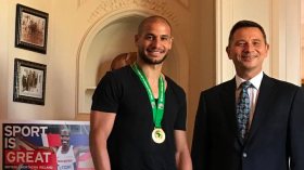 سفير بريطانيا يستقبل قديورة ويفتخر بِاللغة العربية