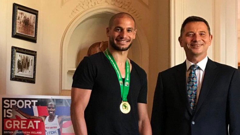 سفير بريطانيا يستقبل قديورة ويفتخر بِاللغة العربية