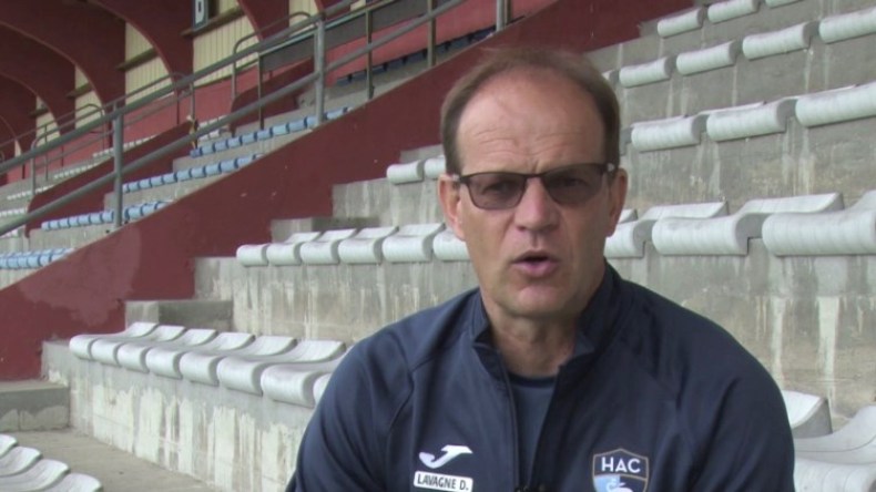 مدرب “السنافر”: الجسد في قسنطينة والعقل في غينيا!