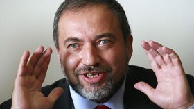 ليبرمان يهرب من صواريخ المقاومة للملاجئ في عسقلان