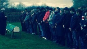 ابراهيموفيتس يصلي الجنازة على شقيقه.. وسط جدل حول ديانته الحقيقية