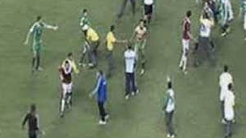 بالفيديو الدولي عيد عبد الملك يتسبب في معركة بعد نهائي الجزائر و مصر بالبرازيل
