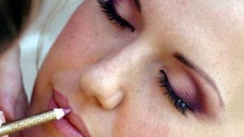 فتيات يتجملن قبل آذان الفجر وأخريات يستعن بالمساحيق السحرية