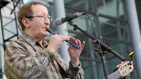 “إيدير” يغني مع “شارل أزنافور” بالأمازيغية