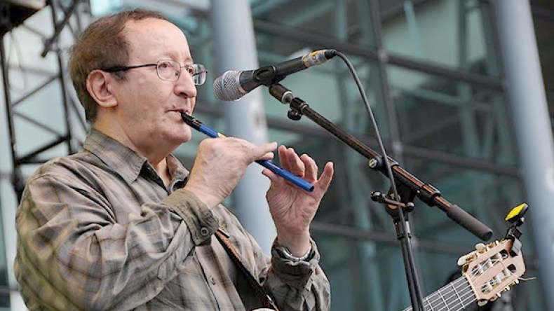 “إيدير” يغني مع “شارل أزنافور” بالأمازيغية