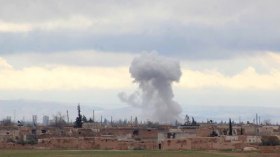 مقتل 28 شخصا في غارات جوية على مخيم للنازحين بإدلب