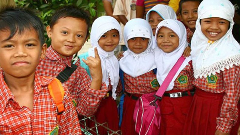 أندونيسيا تتراجع عن اختبار عذرية التلميذات قبل التخرج