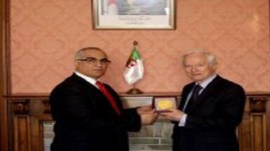 Idriss Jazaïri reçoit la médaille El Qods de la part du président Mahmoud Abbas