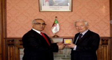 Idriss Jazaïri reçoit la médaille El Qods de la part du président Mahmoud Abbas