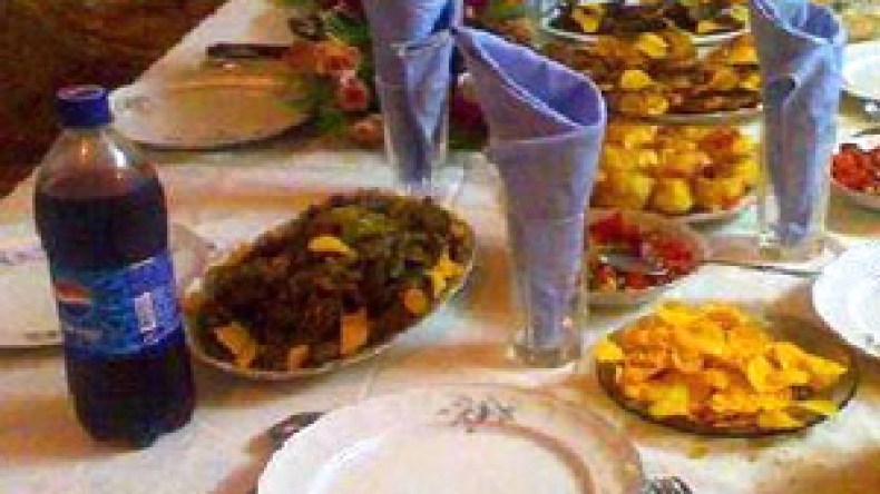 أزواج يطلقون أزواجهن من أجل بطونهن ويتراجعون عن ذلك بعد الإفطار