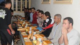 محتالون يزاحمون عابري السبيل والبؤساء في طوابير مطاعم الرحمة