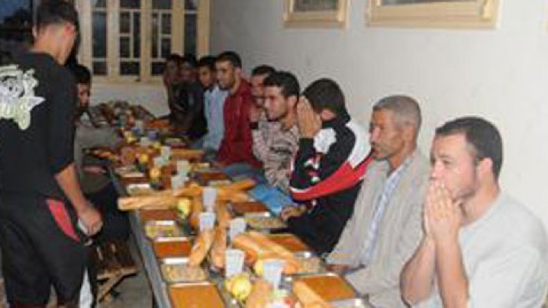 محتالون يزاحمون عابري السبيل والبؤساء في طوابير مطاعم الرحمة