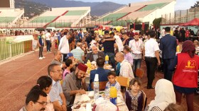 هكذا اجتمع 3200 طفل مريض على أكبر مائدة رمضانية