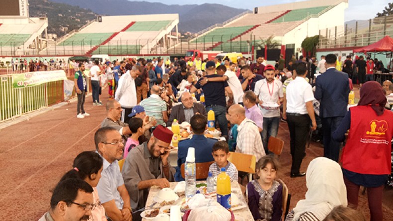 هكذا اجتمع 3200 طفل مريض على أكبر مائدة رمضانية