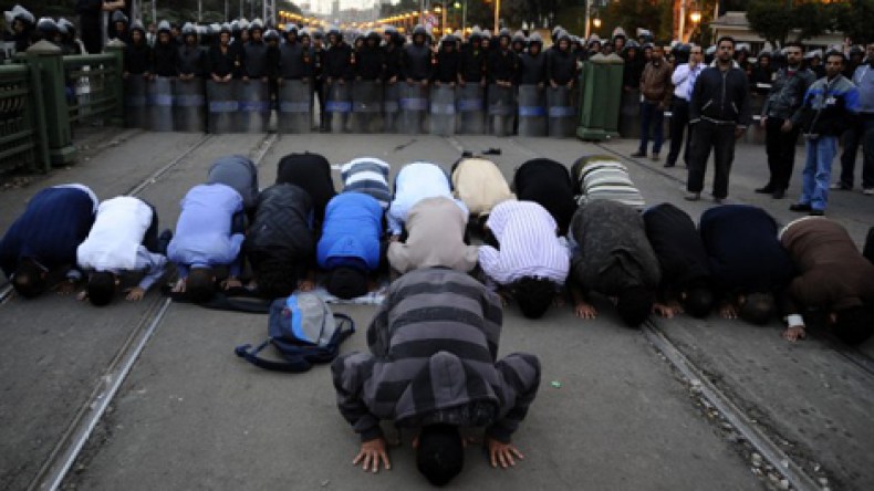 الجيش المصري ينتشر في محيط قصر الرئاسة