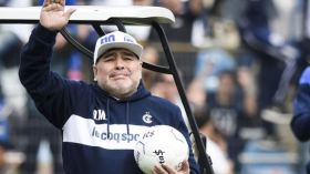 مارادونا يخضع لعملية جراحية ناجحة في الدماغ