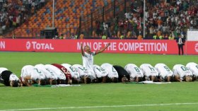 نجوم كرة عالميون يحتفلون بِتتويج “محاربي الصحراء”