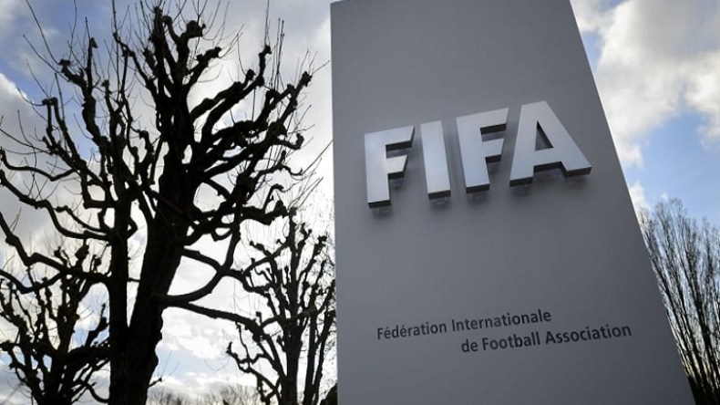 الفيفا تُحذّر “زبانية” أحمد أحمد من تفصيل المناصب على المقاس