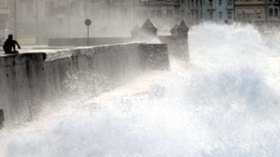 الإعصار ايك يضرب ساحل تكساس ويهدد هيوستون