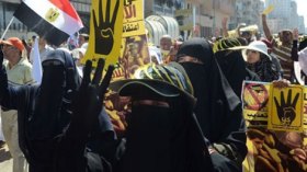اعتقال 22 من نساء الإخوان المسلمين قبل محاكمة مرسي