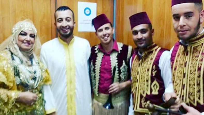 فنانون ورياضيون وإعلاميون ينجحون حملة “إلبس جزائري في العيد” لثاني مرة