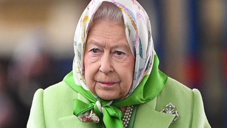 ملكة بريطانيا ترتدي الحجاب.. لماذا تحظرونه على المسلمات؟