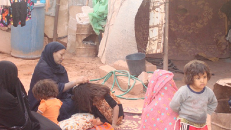 أكثر من 800 عائلة تعيش في ظروف مأساوية مع النفايات النفطية