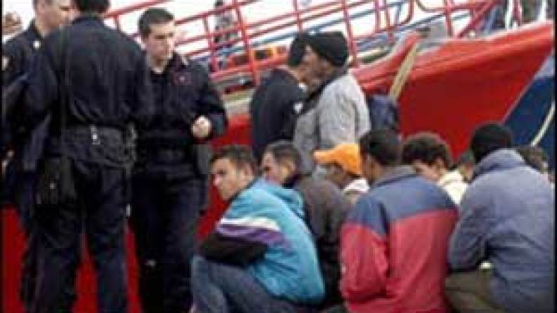 قوات حرس الشواطئ الجزائرية توقف 155 حراق وانتشال 13 جثة منذ بداية سنة 2008