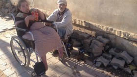الطفلة سامية تمد يدها لأهل الإحسان لإنقاذها من الفقر والشلل