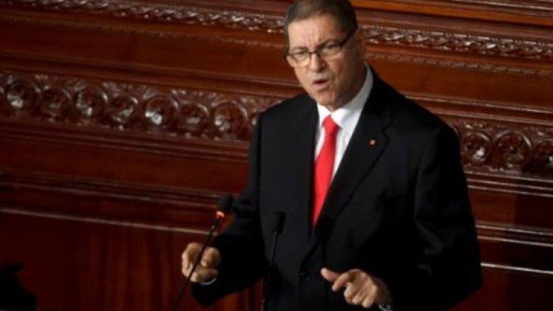 برلمان تونس “يطيح” بحكومة الصيد