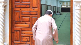 الأئمة الموقوفون:الوقوف للنشيد الوطني ليس شركا بالله